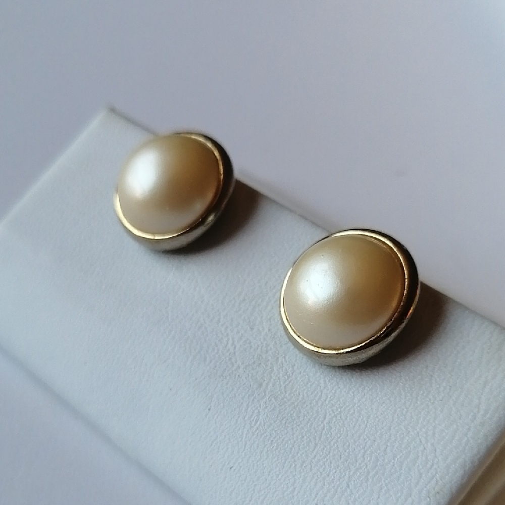 Vintage Domed Faux Mabe Pearl Cream and Goldtone Hinge Clip-on Earrings